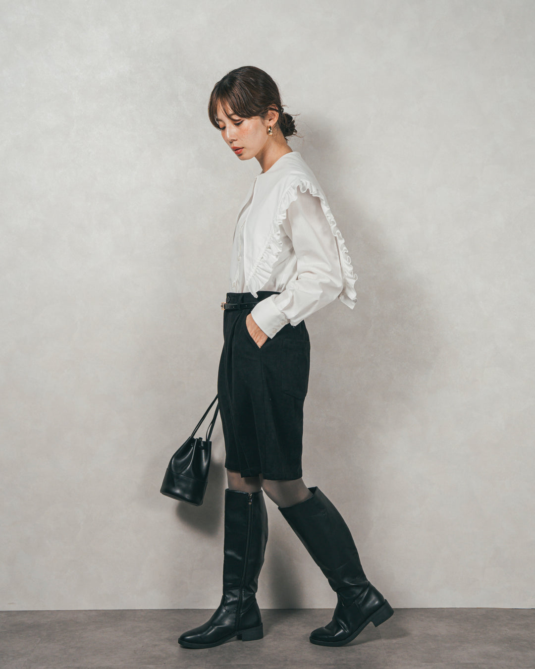 ［SET］2WAYビッグフリルカラーブラウス+スウェードライクハーフパンツ（2SET）