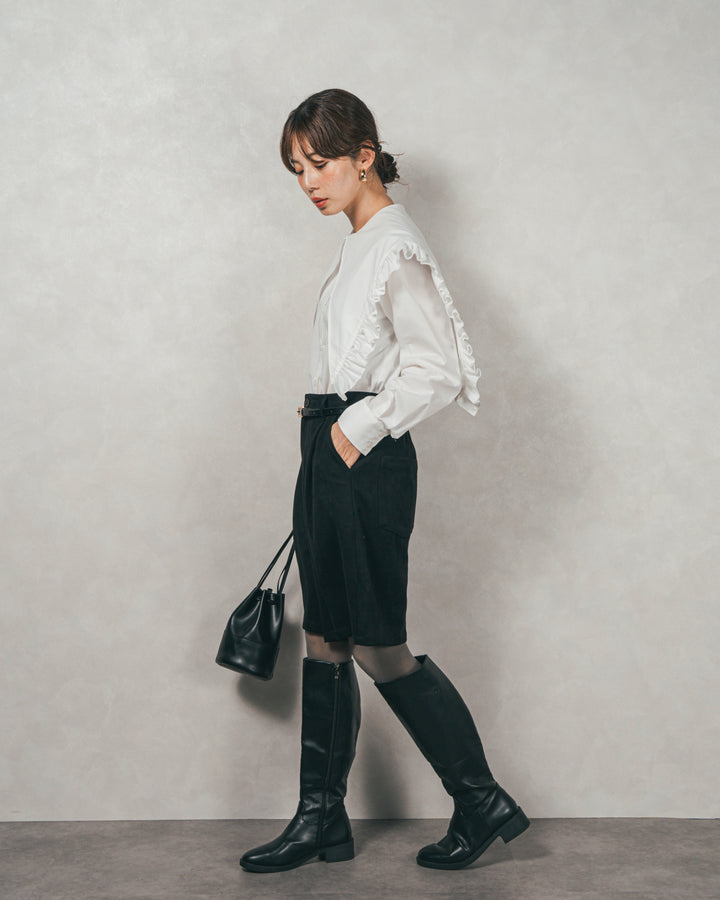 ［SET］2WAYビッグフリルカラーブラウス+スウェードライクハーフパンツ（2SET）