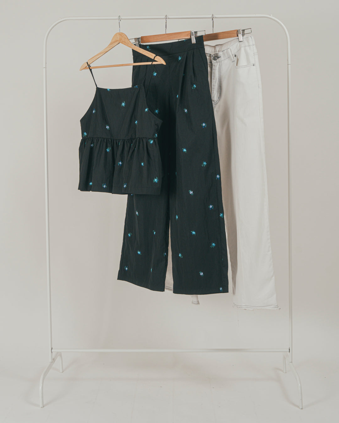 ［SET］Flower刺繍　ボリュームキャミ + Flower刺繍タックパンツ + 10oz ニュアンスバイカラーリラックスワイドデニム（3SET）