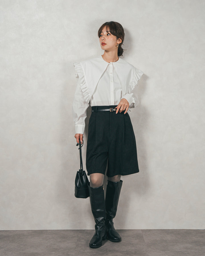 ［SET］2WAYビッグフリルカラーブラウス+スウェードライクハーフパンツ（2SET）