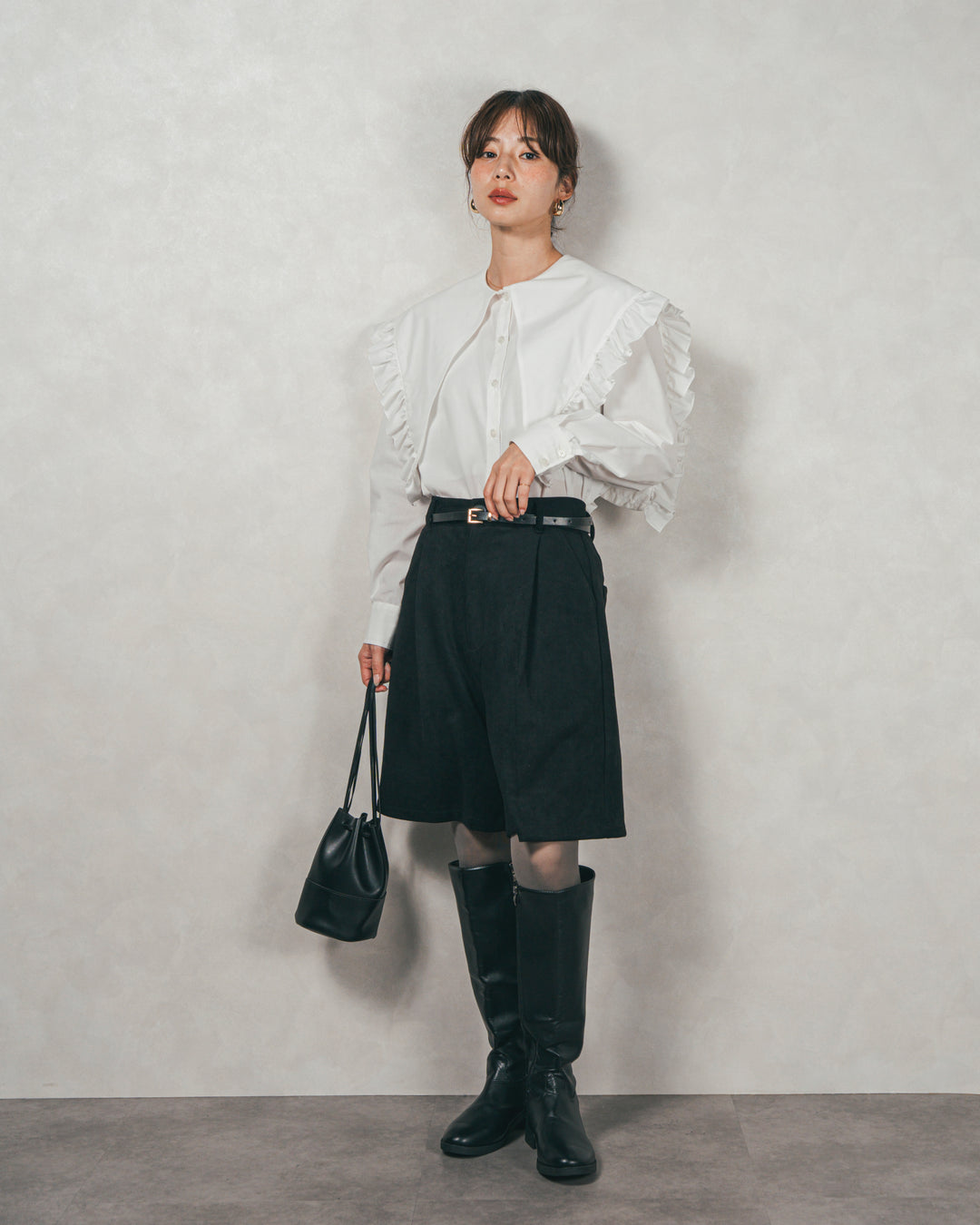 ［SET］2WAYビッグフリルカラーブラウス+スウェードライクハーフパンツ（2SET）