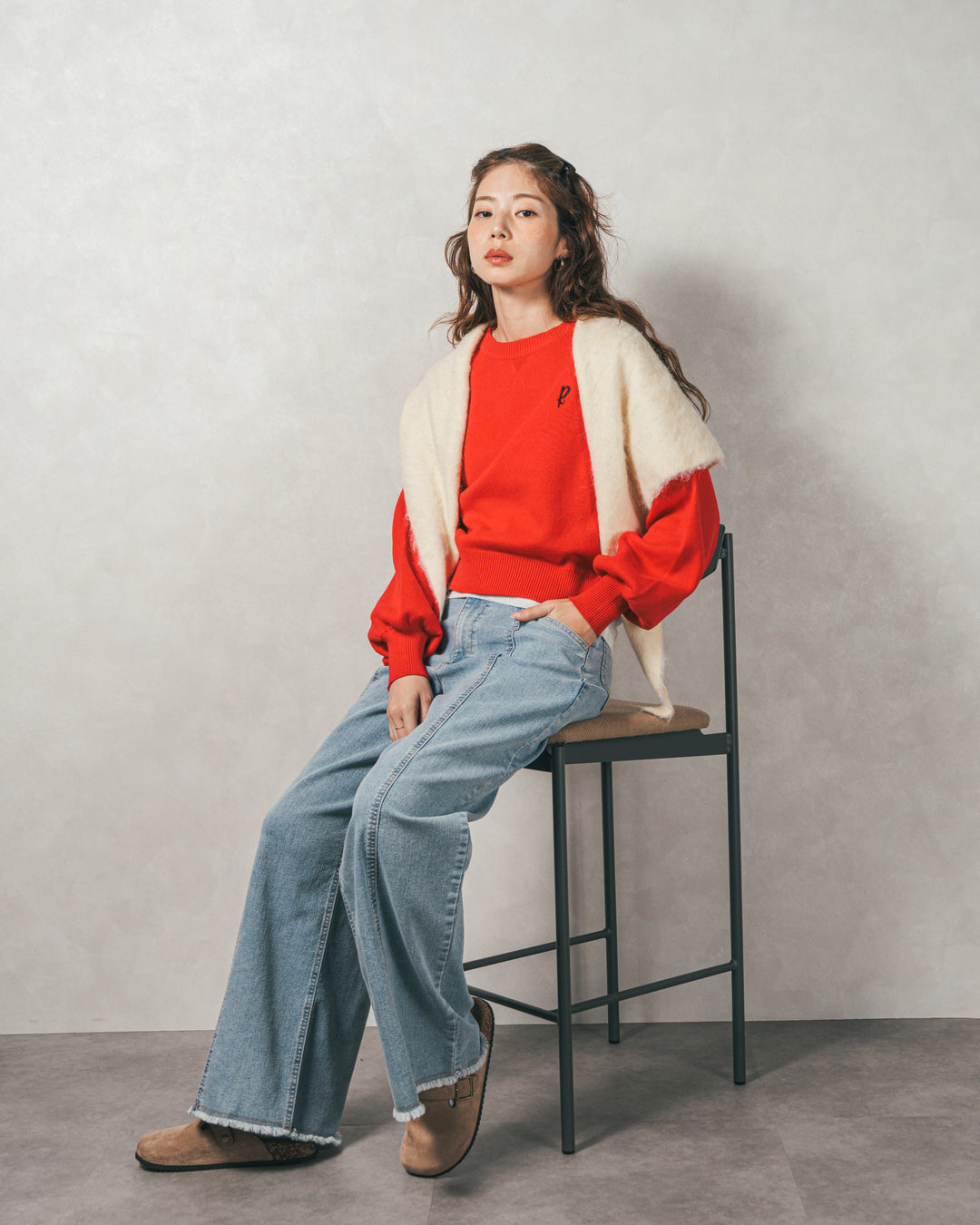 ［SET］スウェットライクロゴ刺繍ニット+センターシーム リラックスカラーデニム（2SET）