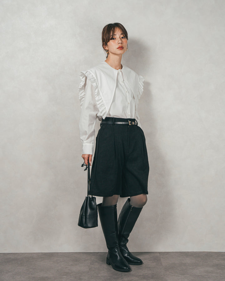 ［SET］2WAYビッグフリルカラーブラウス+スウェードライクハーフパンツ（2SET）