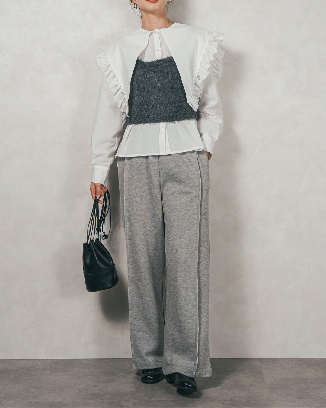 ［SET］2WAYビッグフリルカラーブラウス+モヘアタッチKnitビスチェ+2-Way ウェーブデザインスウェットパンツ（3SET）