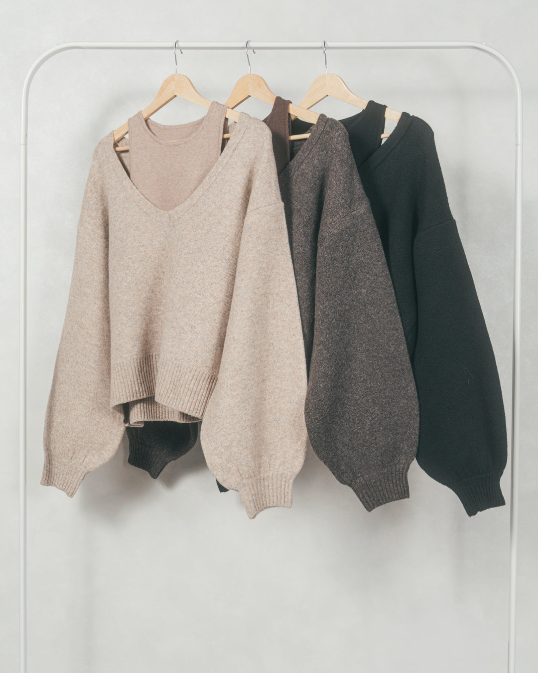 ［SET］メランジVネックニットレイヤードセット+ドローストリングナイロンカーゴスカート（2SET）