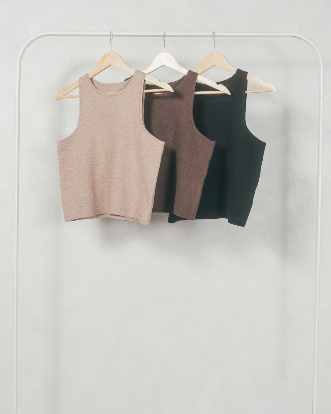 ［SET］メランジVネックニットレイヤードセット+ドローストリングナイロンカーゴスカート（2SET）