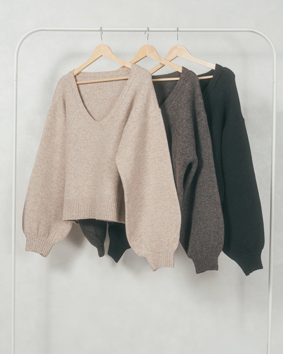 ［SET］メランジVネックニットレイヤードセット+ドローストリングナイロンカーゴスカート（2SET）