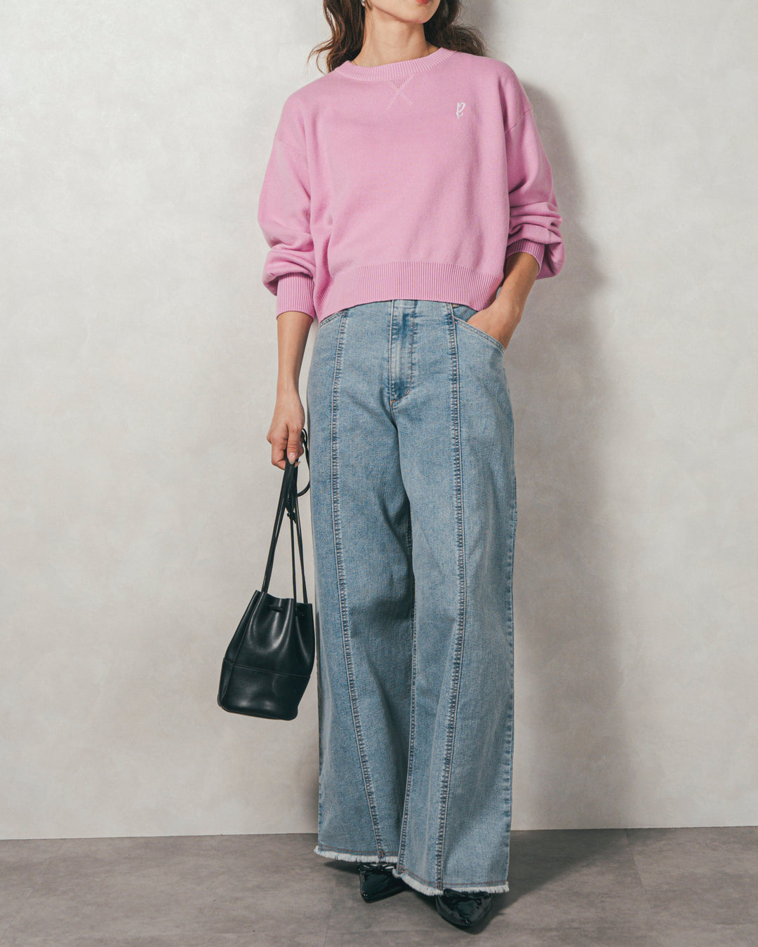 ［SET］スウェットライクロゴ刺繍ニット+センターシーム リラックスカラーデニム（2SET）