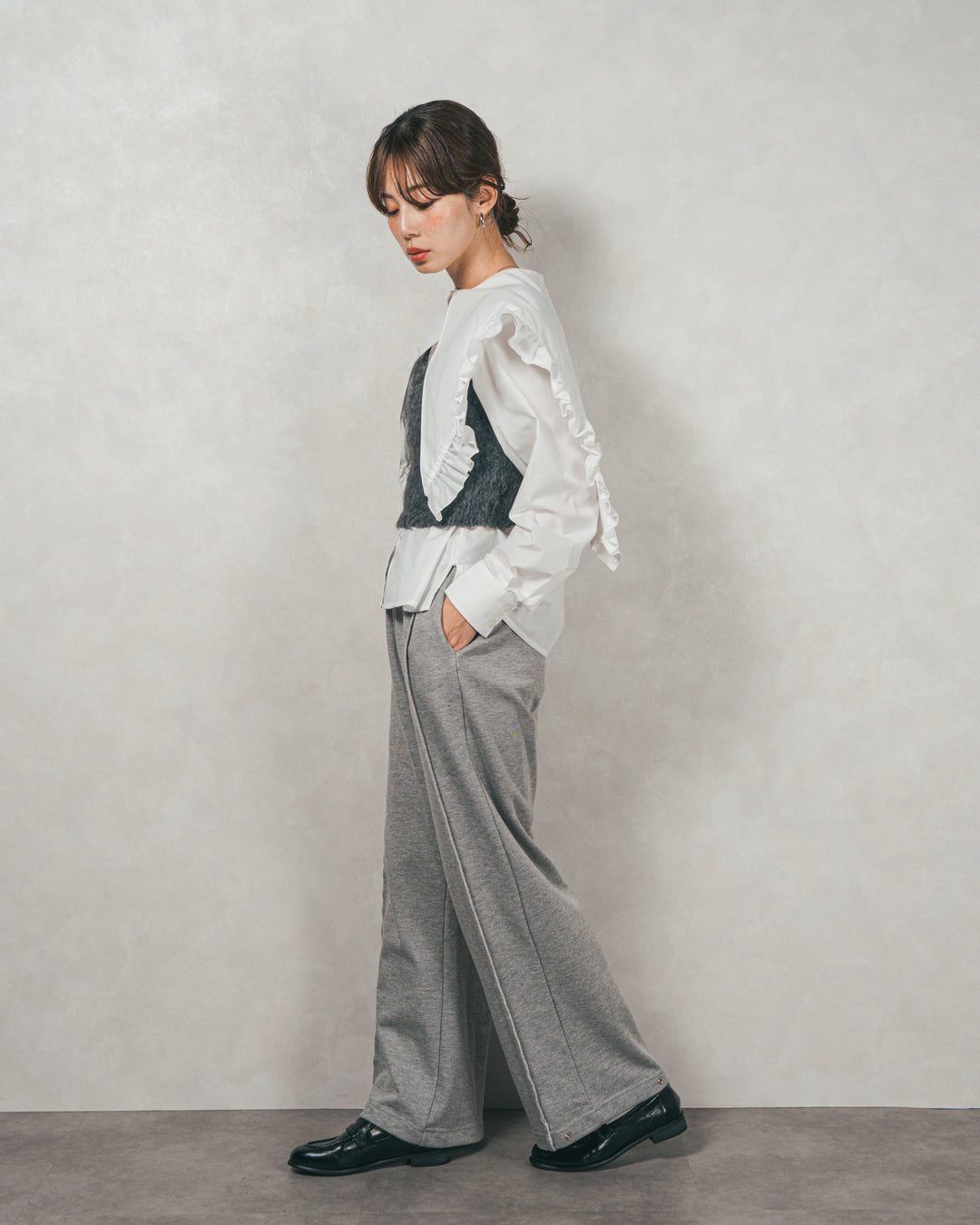 ［SET］2WAYビッグフリルカラーブラウス+モヘアタッチKnitビスチェ+2-Way ウェーブデザインスウェットパンツ（3SET）