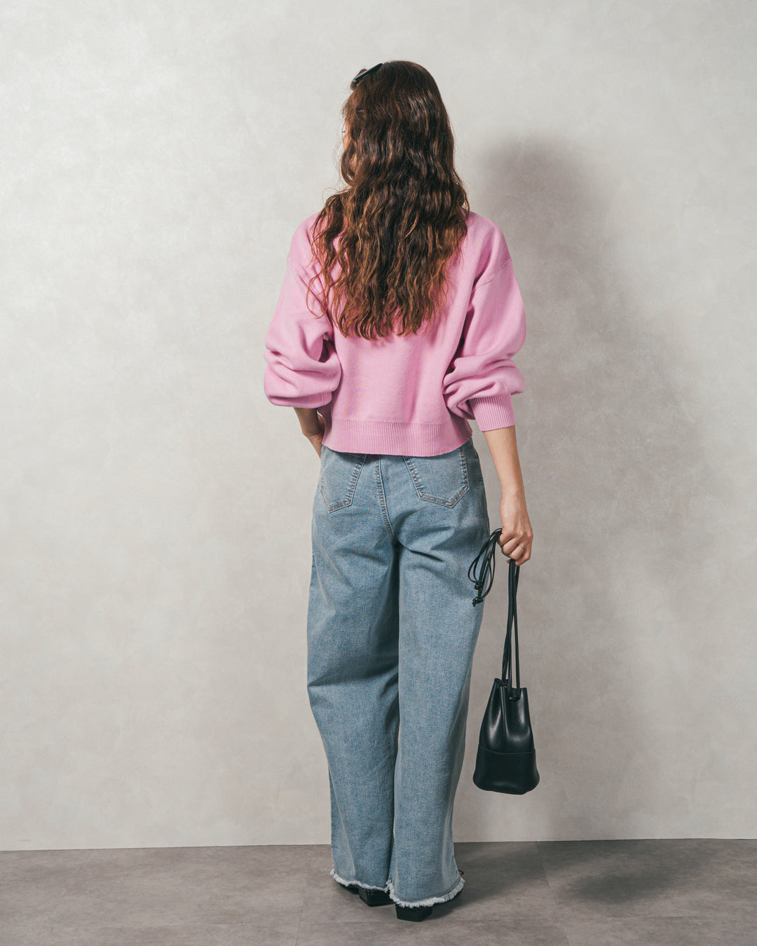 ［SET］スウェットライクロゴ刺繍ニット+センターシーム リラックスカラーデニム（2SET）