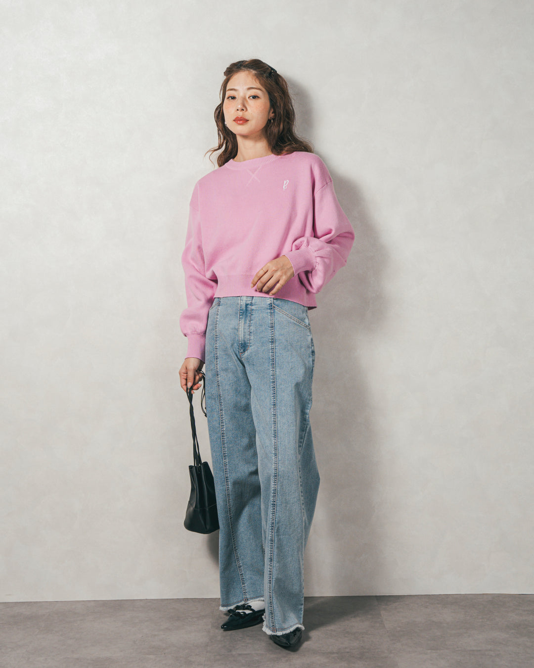 ［SET］スウェットライクロゴ刺繍ニット+センターシーム リラックスカラーデニム（2SET）