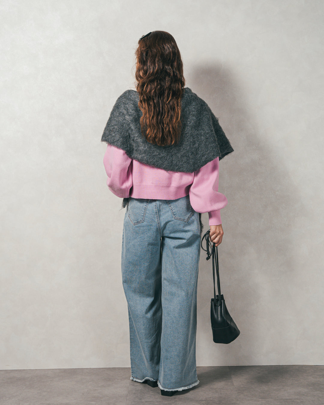 ［SET］スウェットライクロゴ刺繍ニット+センターシーム リラックスカラーデニム（2SET）