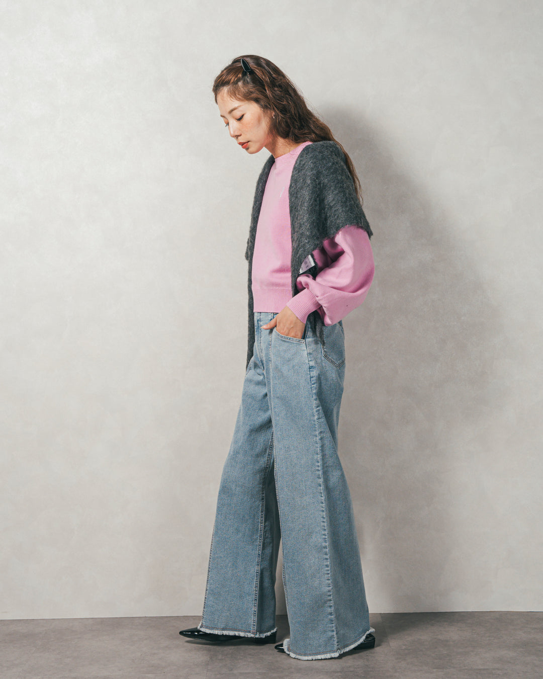 ［SET］スウェットライクロゴ刺繍ニット+センターシーム リラックスカラーデニム（2SET）