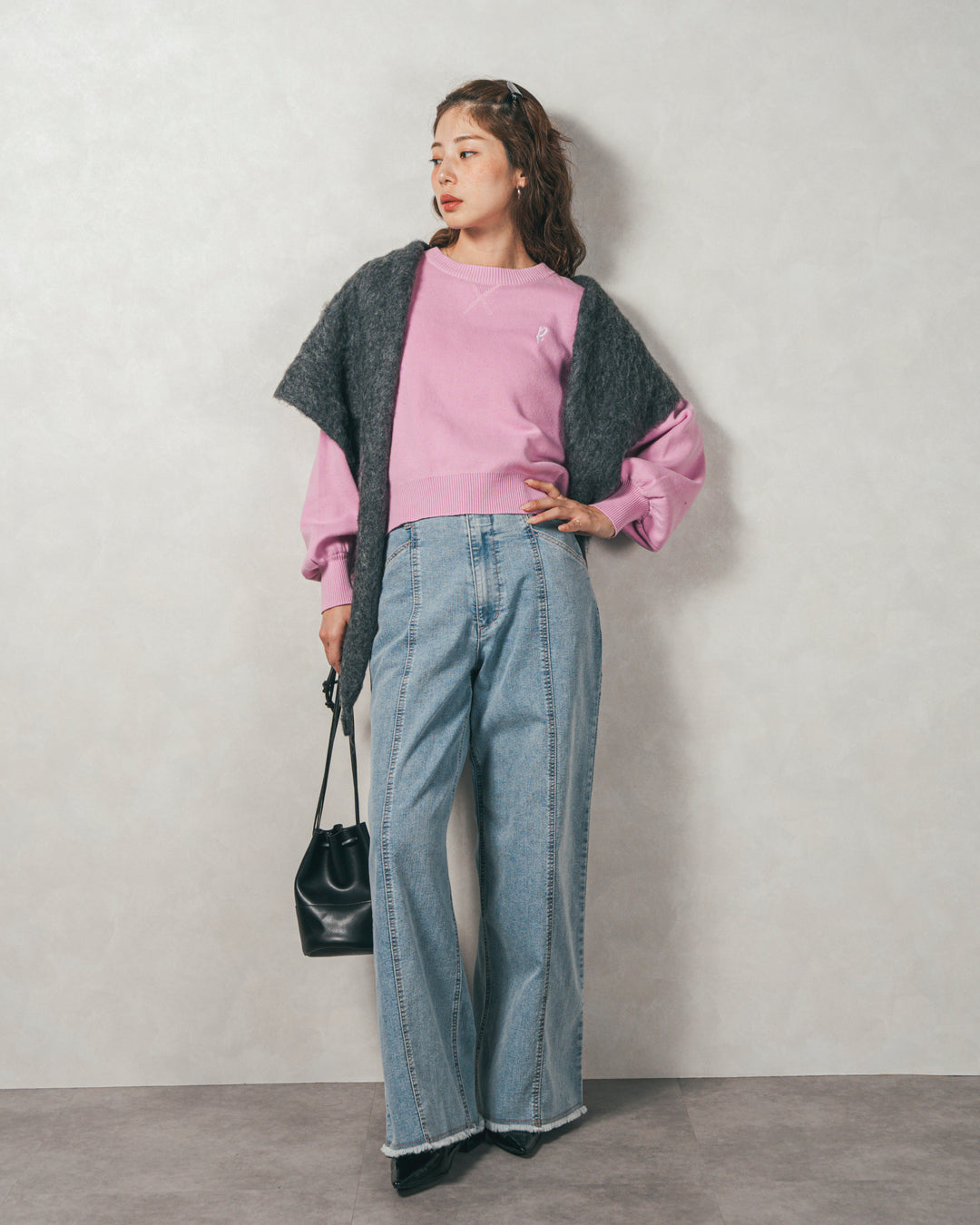 ［SET］スウェットライクロゴ刺繍ニット+センターシーム リラックスカラーデニム（2SET）
