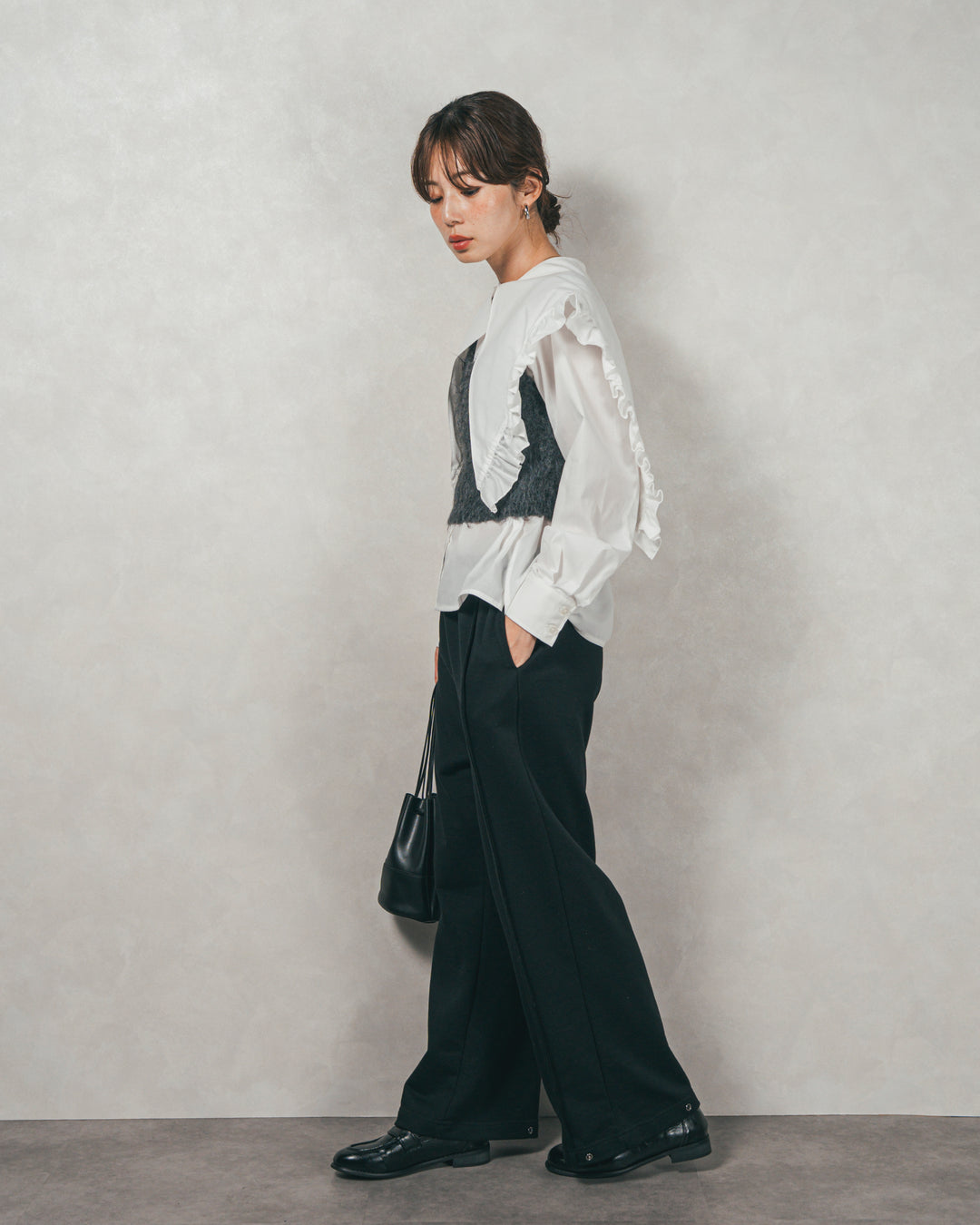 ［SET］2WAYビッグフリルカラーブラウス+モヘアタッチKnitビスチェ+2-Way ウェーブデザインスウェットパンツ（3SET）