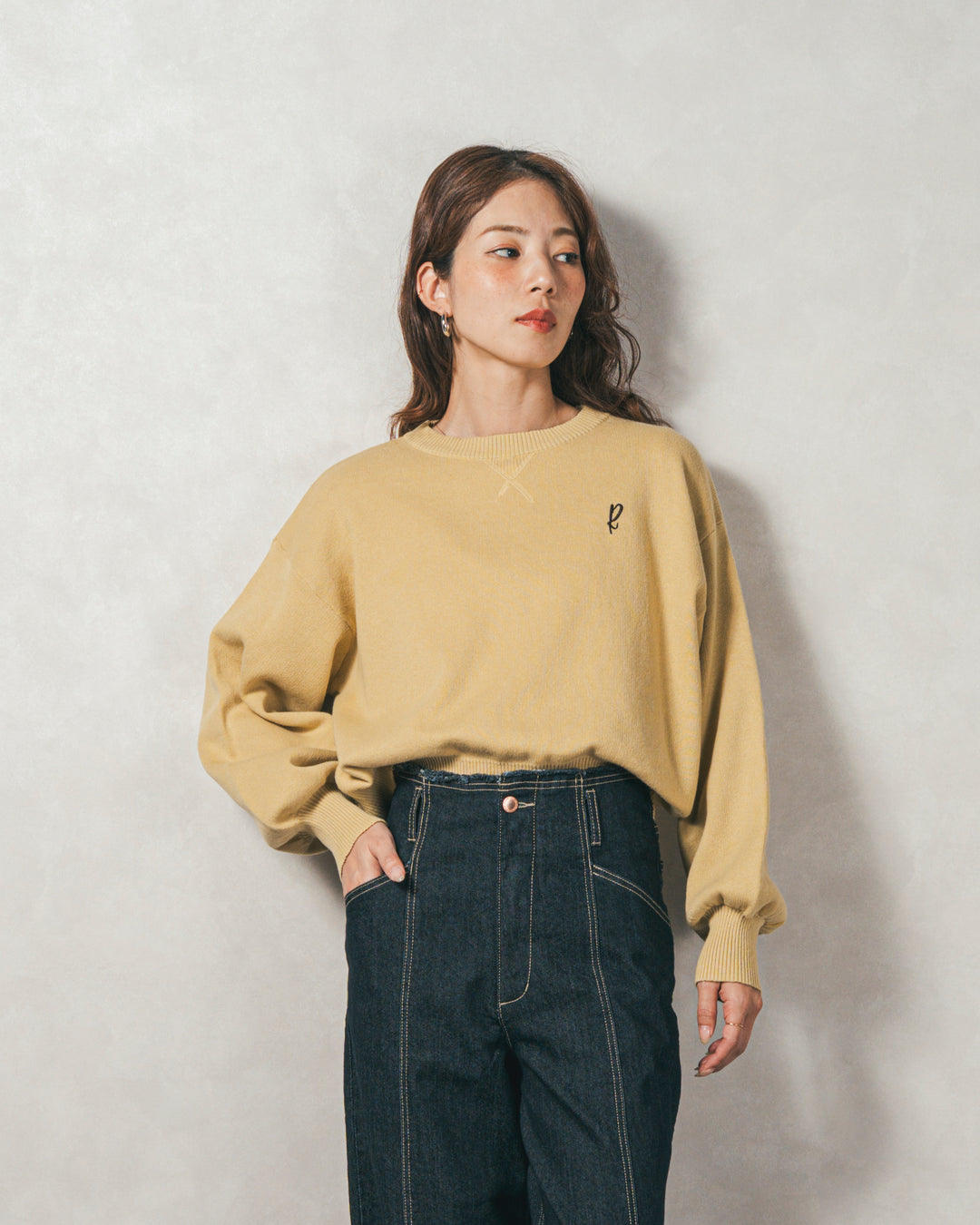 ［SET］スウェットライクロゴ刺繍ニット+センターシーム リラックスカラーデニム（2SET）