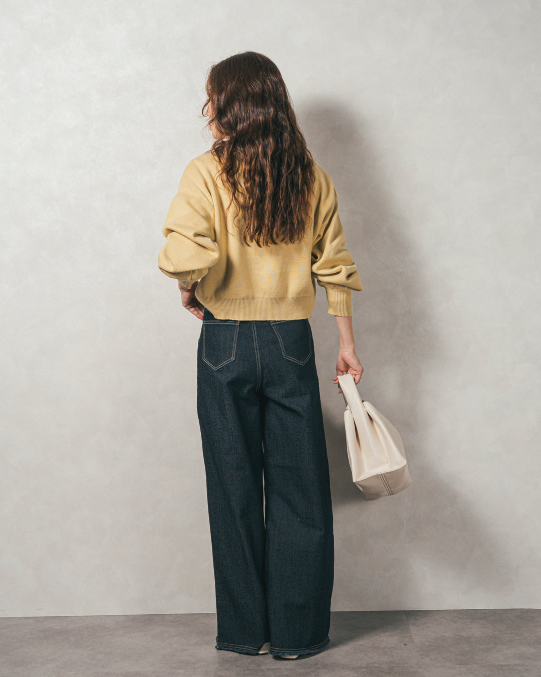 ［SET］スウェットライクロゴ刺繍ニット+センターシーム リラックスカラーデニム（2SET）