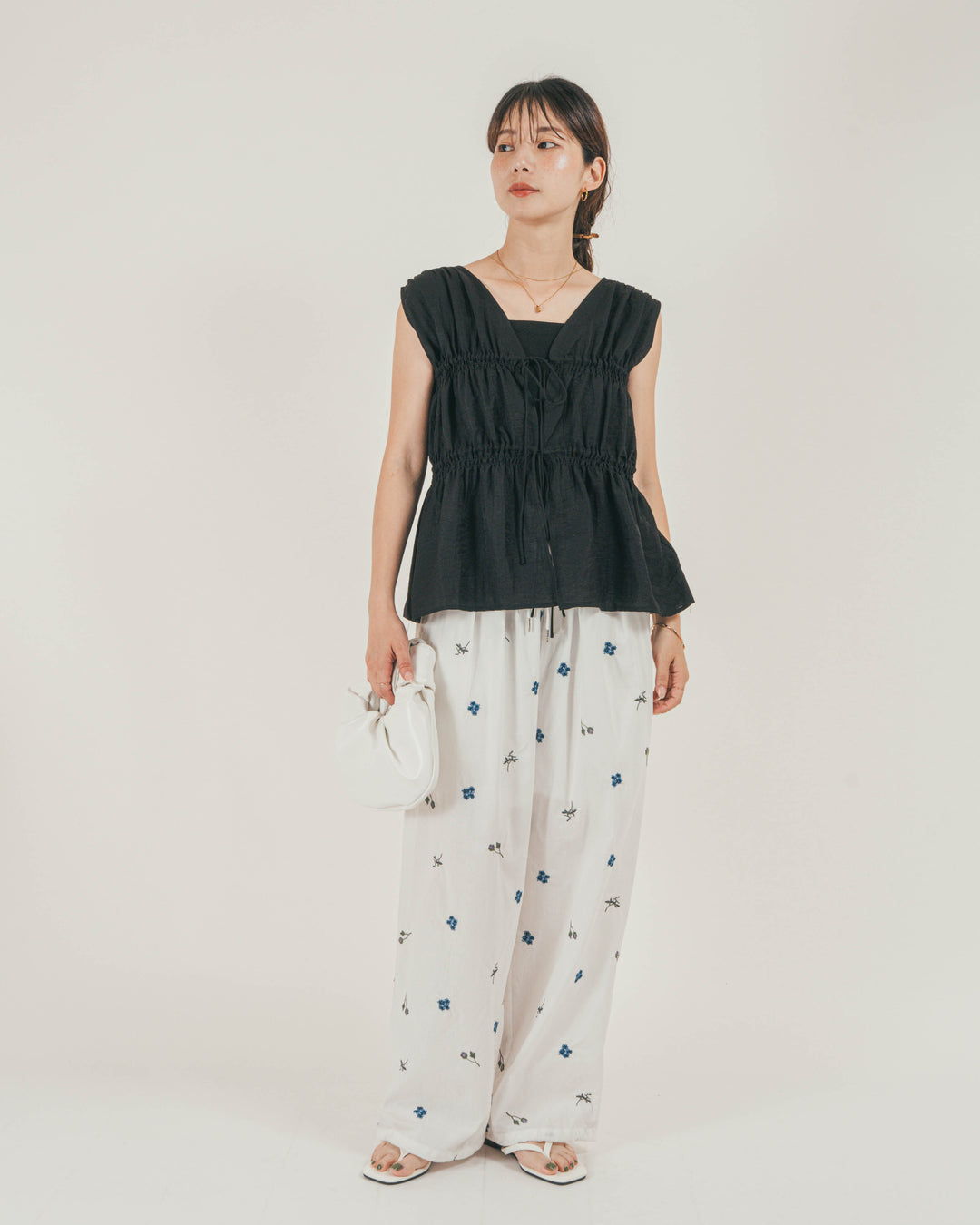 ［SET］リネンタッチShirringリボンブラウス + Flower刺繍リラックスパンツ（2SET）