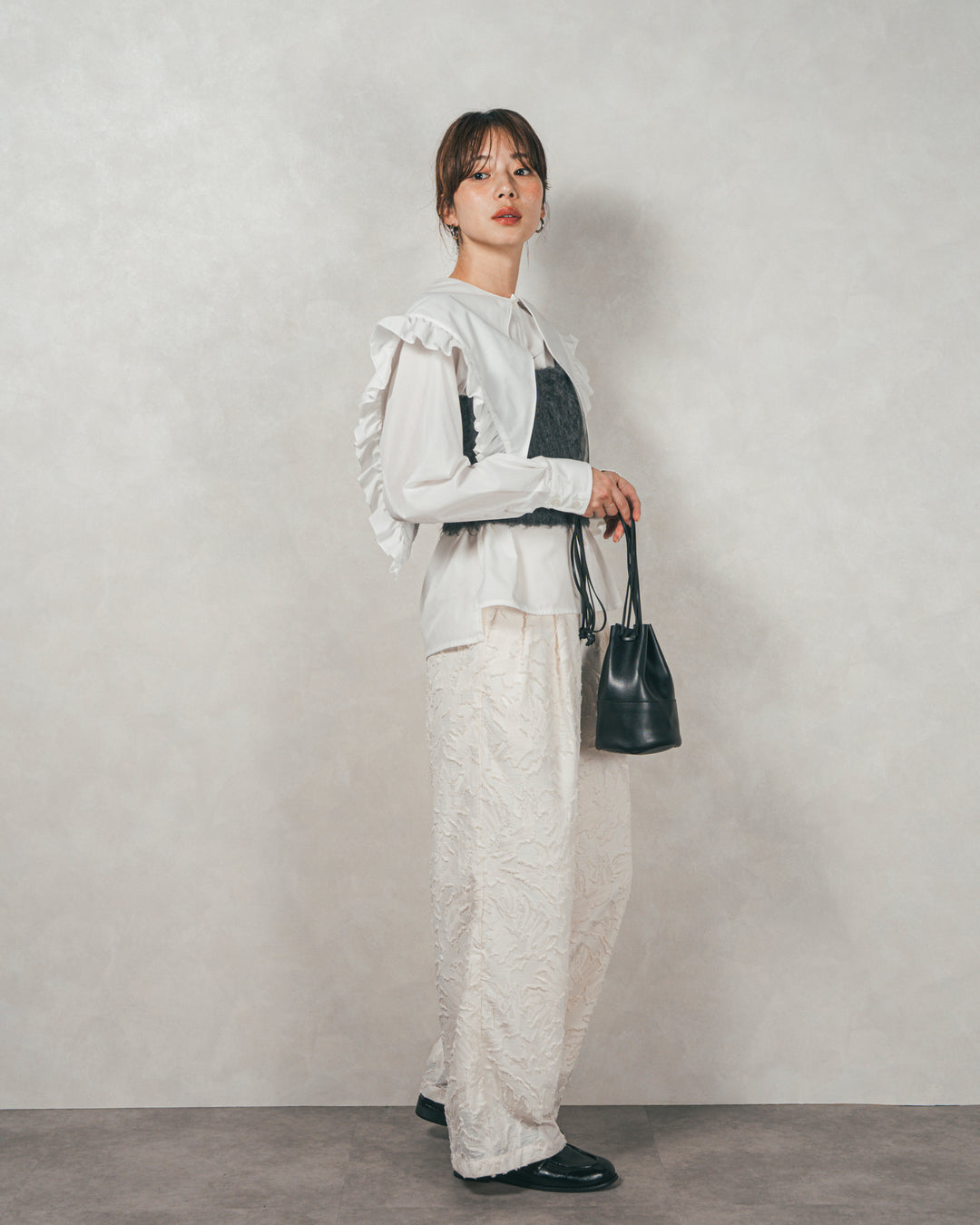 ［SET］2WAYビッグフリルカラーブラウス+モヘアタッチKnitビスチェ+フリンジジャガードリラックスパンツ（3SET）