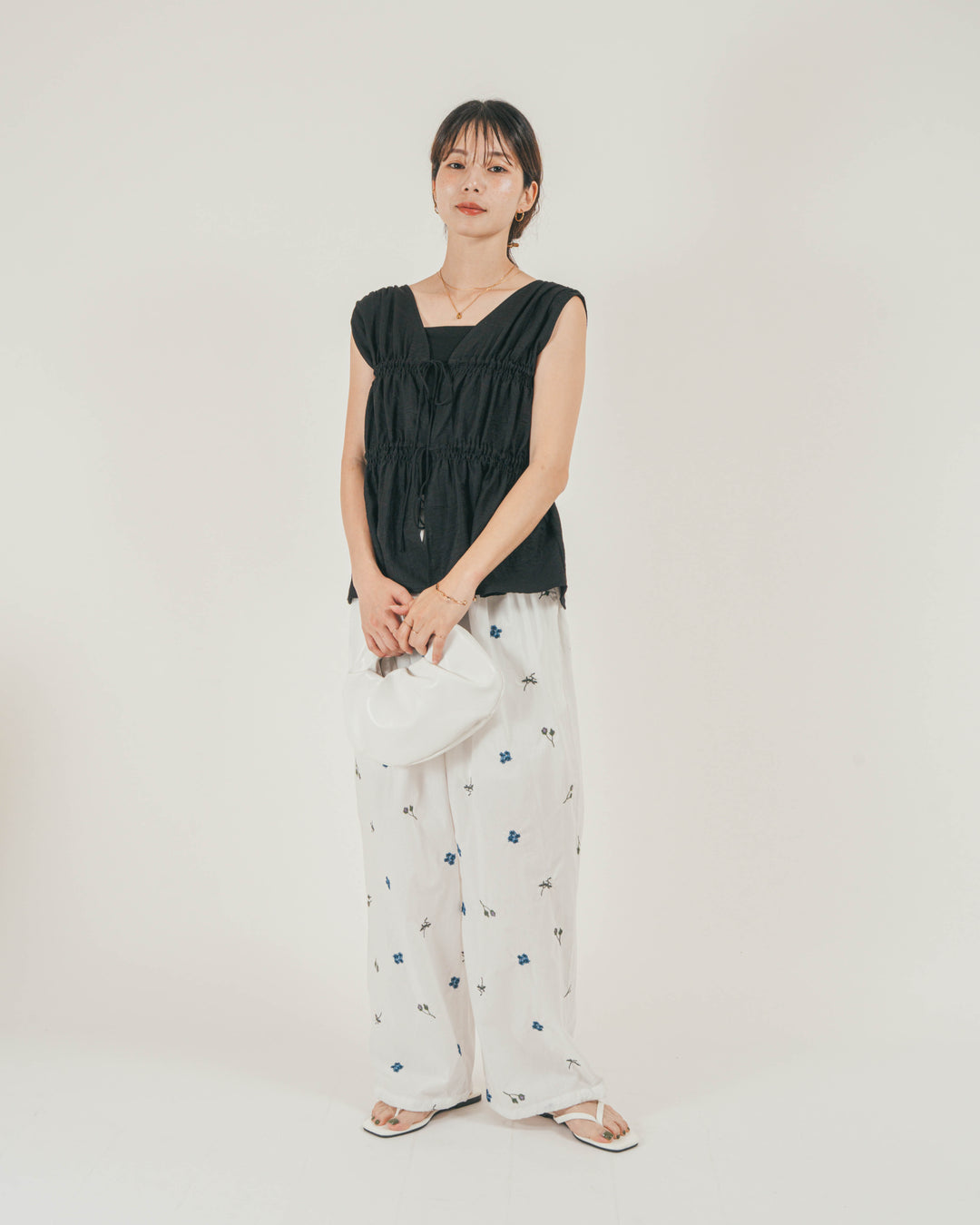 ［SET］リネンタッチShirringリボンブラウス + Flower刺繍リラックスパンツ（2SET）