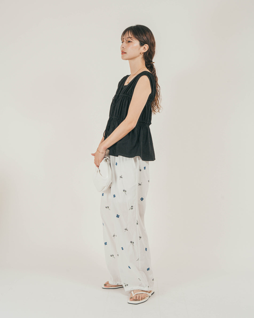 ［SET］リネンタッチShirringリボンブラウス + Flower刺繍リラックスパンツ（2SET）