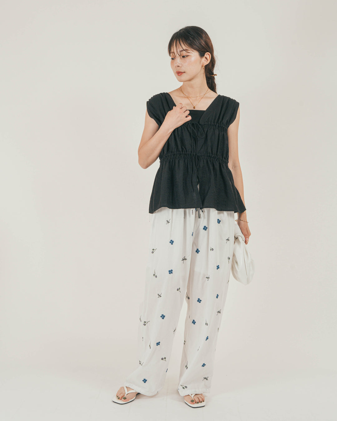 ［SET］リネンタッチShirringリボンブラウス + Flower刺繍リラックスパンツ（2SET）