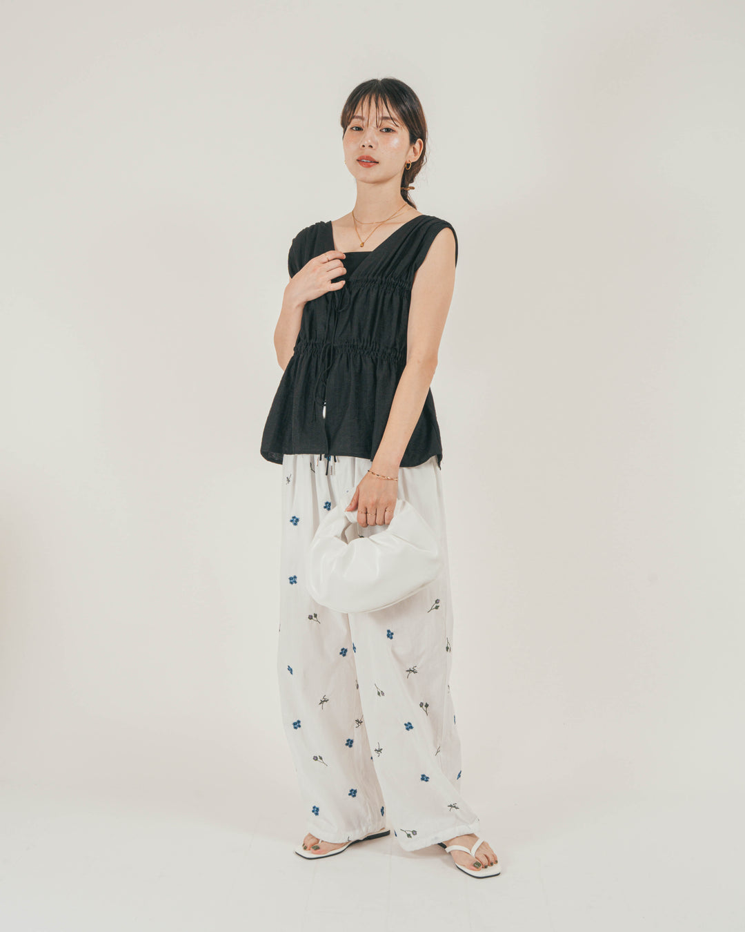 ［SET］リネンタッチShirringリボンブラウス + Flower刺繍リラックスパンツ（2SET）