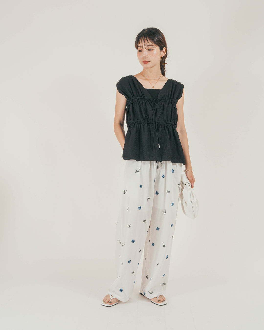 ［SET］リネンタッチShirringリボンブラウス + Flower刺繍リラックスパンツ（2SET）
