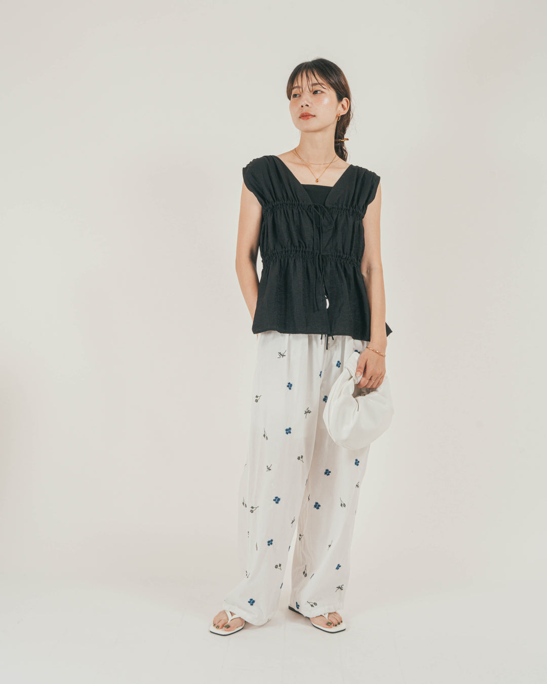 ［SET］リネンタッチShirringリボンブラウス + Flower刺繍リラックスパンツ（2SET）