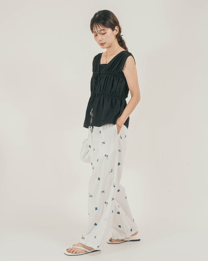 ［SET］リネンタッチShirringリボンブラウス + Flower刺繍リラックスパンツ（2SET）