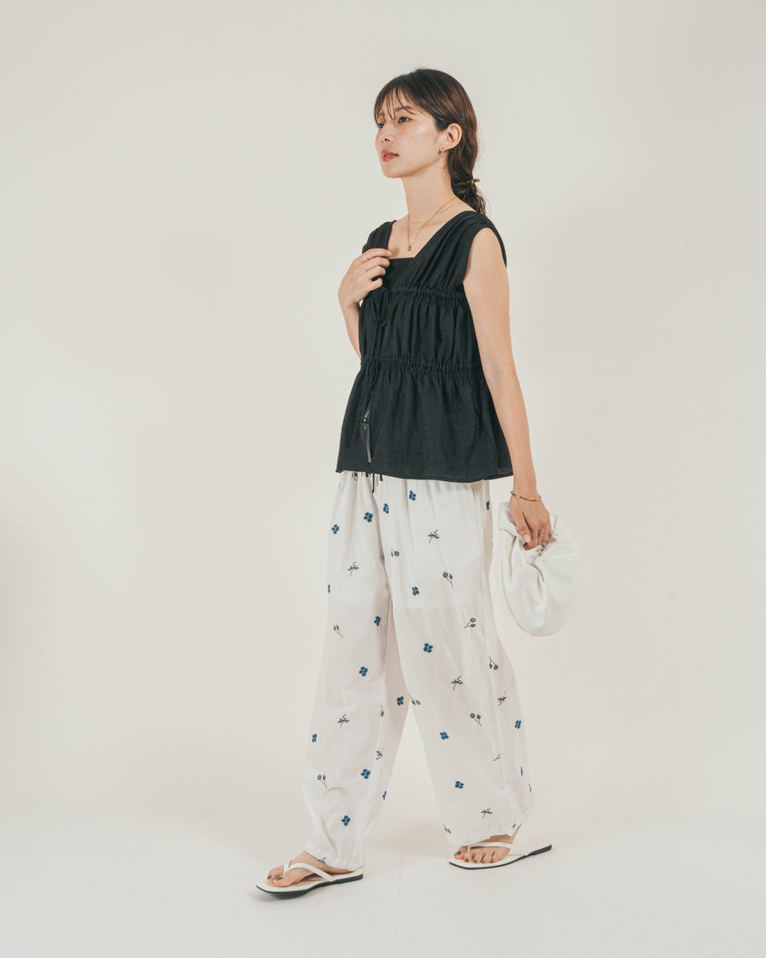 ［SET］リネンタッチShirringリボンブラウス + Flower刺繍リラックスパンツ（2SET）