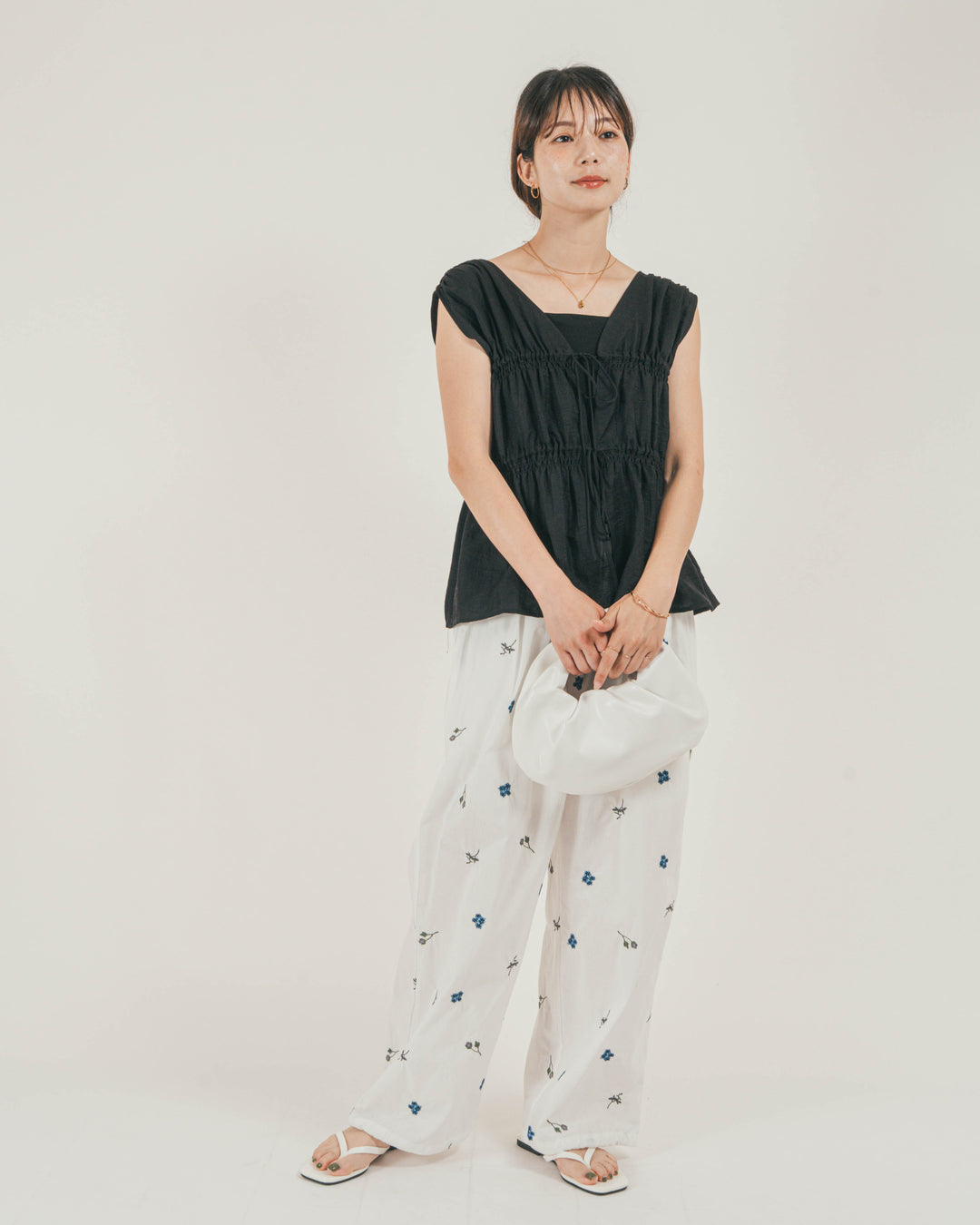 ［SET］リネンタッチShirringリボンブラウス + Flower刺繍リラックスパンツ（2SET）