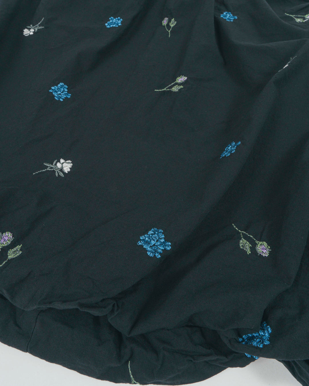 ［SET］Flower刺繍バルーンノースリブラウス + ウエストデザイン カーブデニム（2SET）