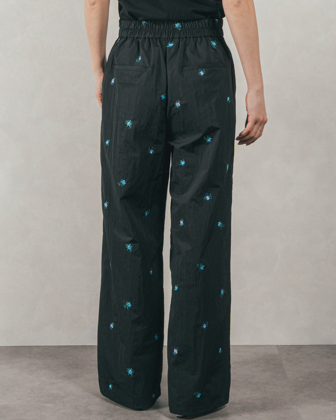 ［SET］Mixメッシュ Vネックカーデ + Flower刺繍　タックパンツ（2SET）