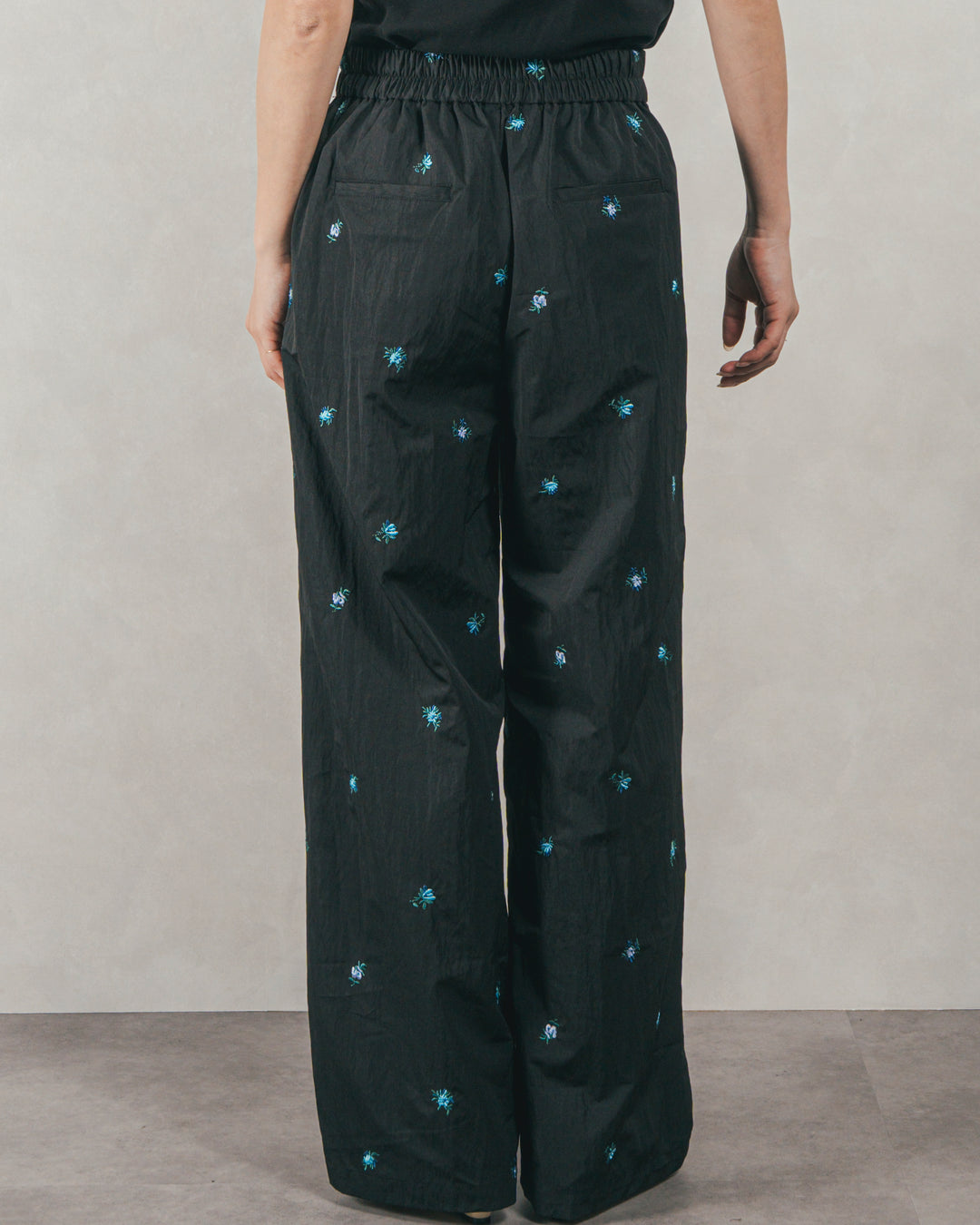 ［SET］Flower刺繍　ボリュームキャミ + Flower刺繍　タックパンツ（2SET）