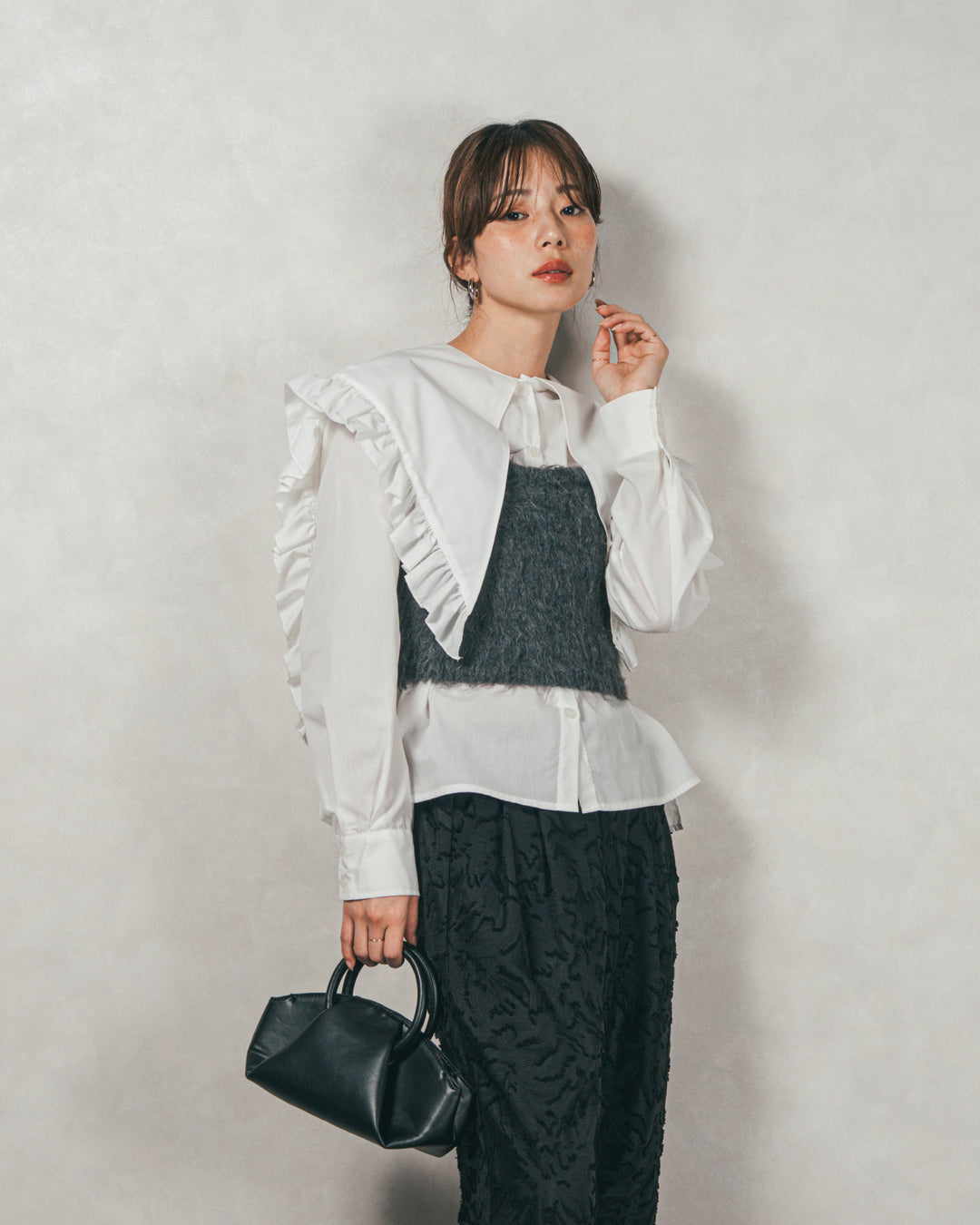 ［SET］2WAYビッグフリルカラーブラウス+モヘアタッチKnitビスチェ+フリンジジャガードリラックスパンツ（3SET）