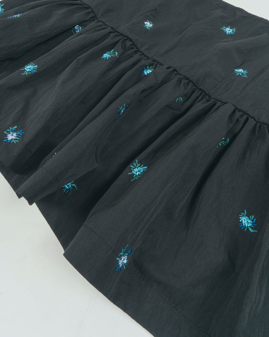 ［SET］Flower刺繍　ボリュームキャミ + Flower刺繍タックパンツ + 10oz ニュアンスバイカラーリラックスワイドデニム（3SET）