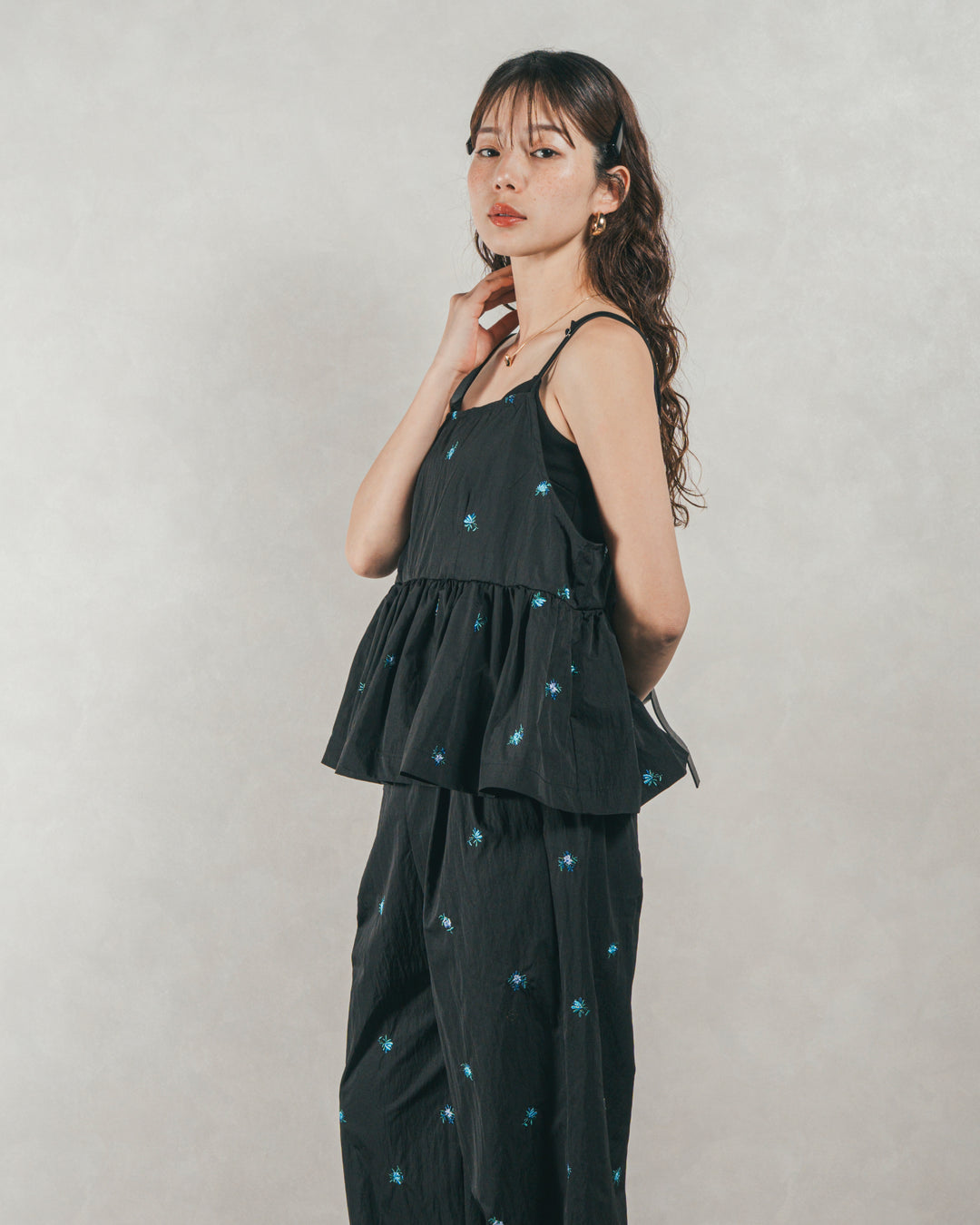 ［SET］Flower刺繍　ボリュームキャミ + Flower刺繍　タックパンツ（2SET）