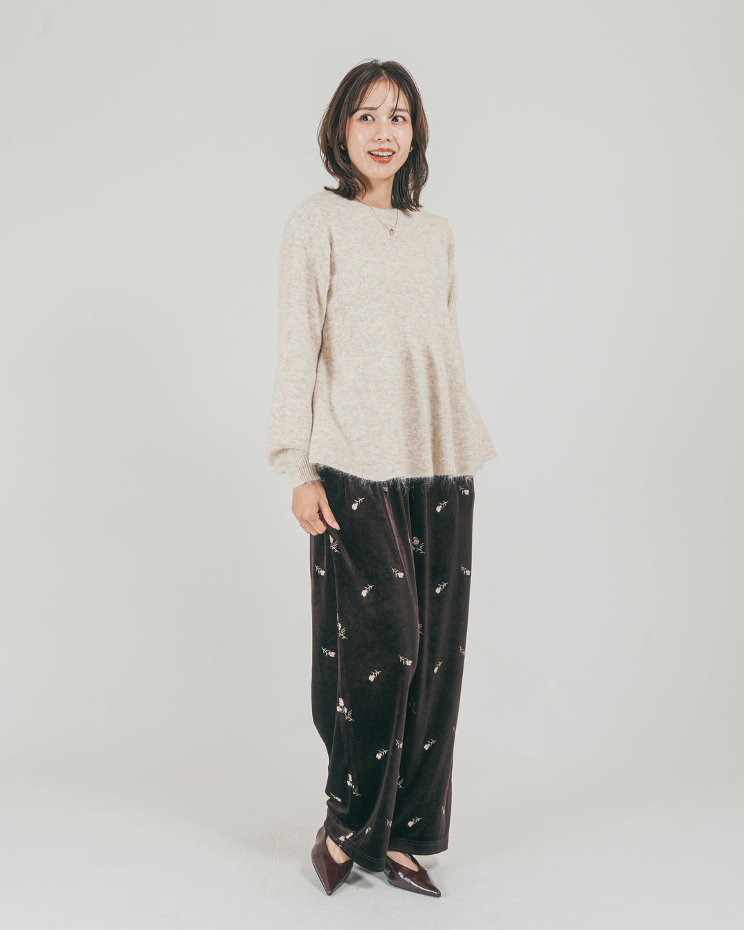 ［SET］モヘア Peplumニット + Flower刺繍 ベロアパンツ（2SET）