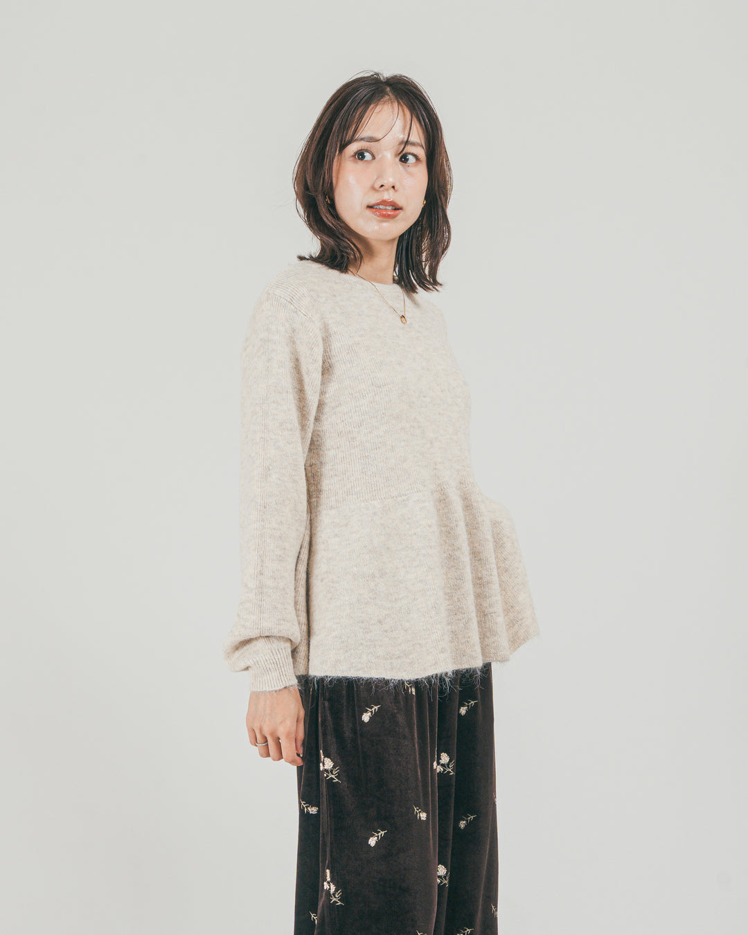 ［SET］モヘア Peplumニット + Flower刺繍 ベロアパンツ（2SET）