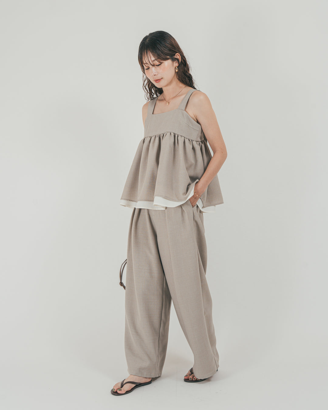 ［SET］スラブTweedバイカラーティアードキャミ + スラブTweedタックワイドパンツ（2SET）