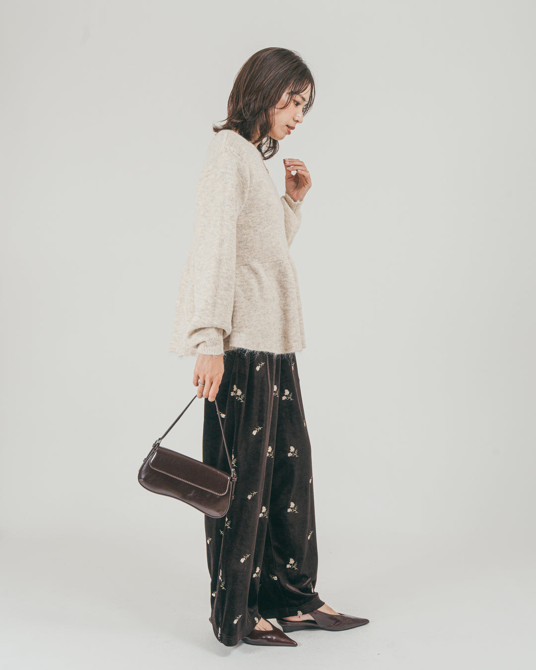 ［SET］モヘア Peplumニット + Flower刺繍 ベロアパンツ（2SET）