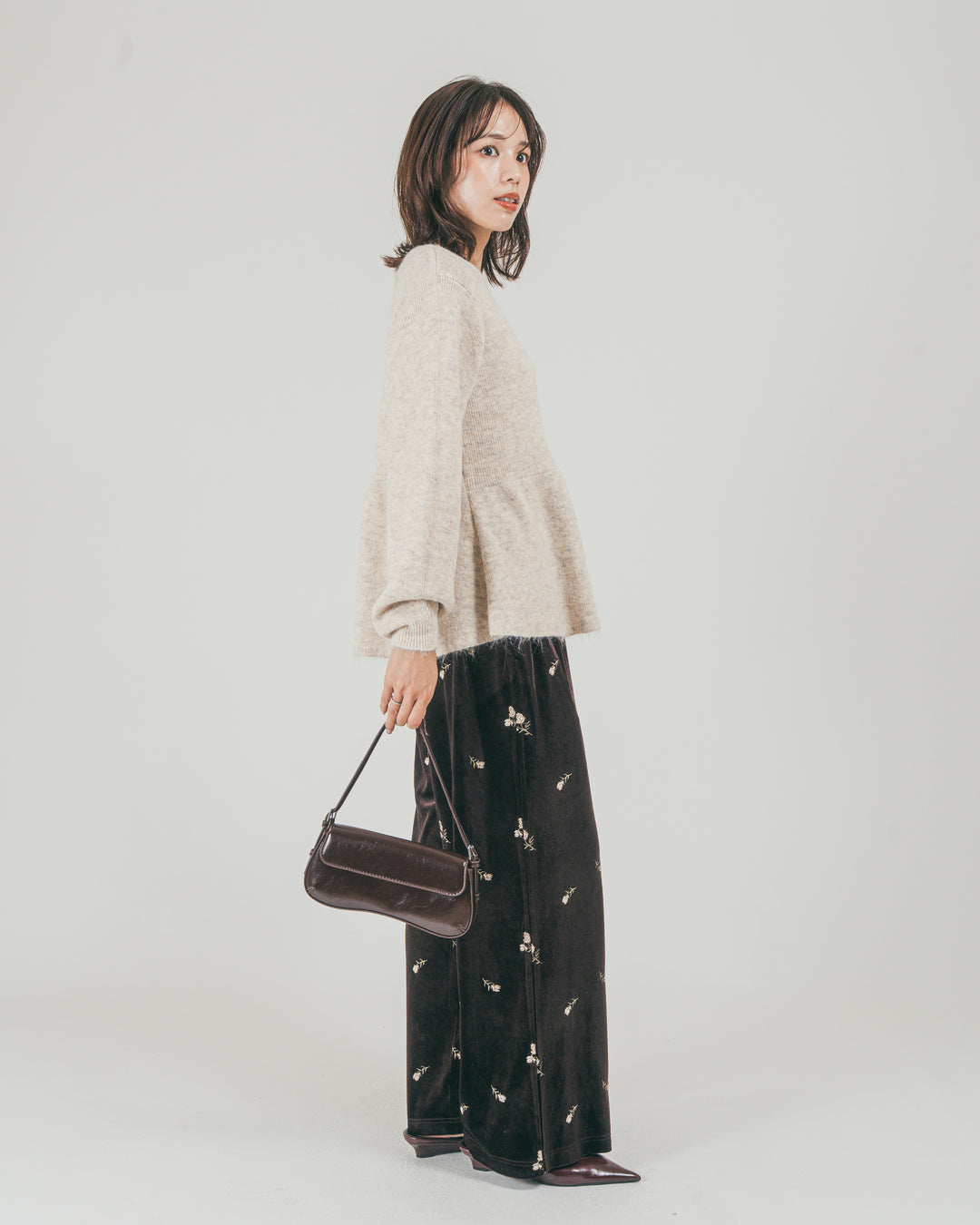 ［SET］モヘア Peplumニット + Flower刺繍 ベロアパンツ（2SET）