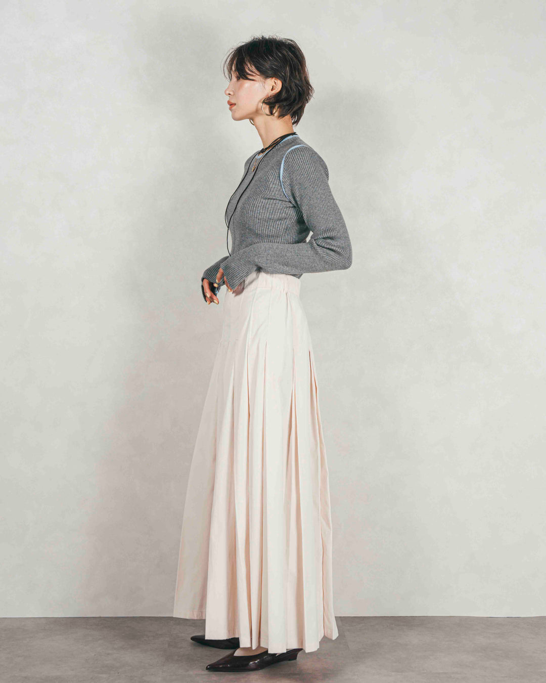 ［SET］バイカラークルーネックニットトップス+W-Tuckプリーツロングスカート（2SET）