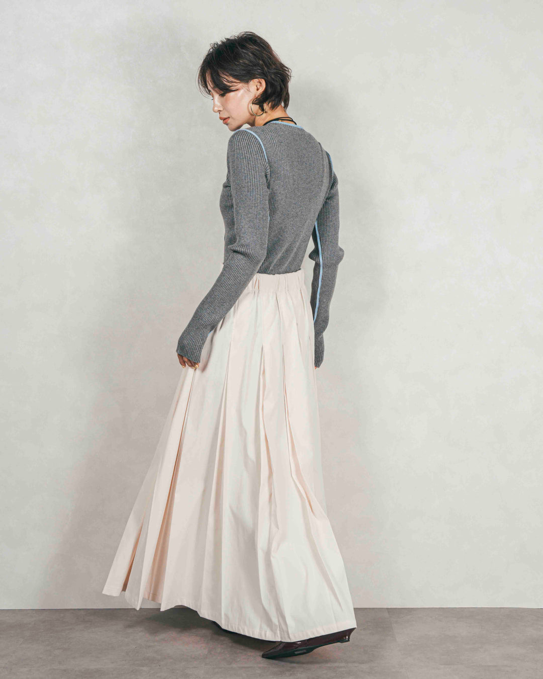 ［SET］バイカラークルーネックニットトップス+W-Tuckプリーツロングスカート（2SET）