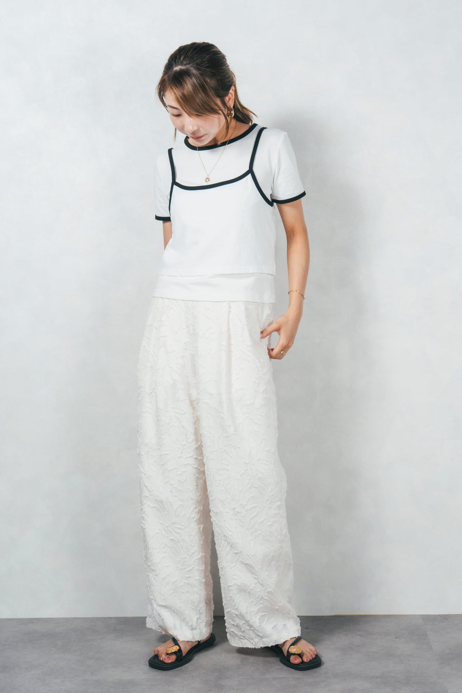 ［SET］キャミ付きリンガーTシャツ+フリンジジャガードリラックスパンツ（2SET）