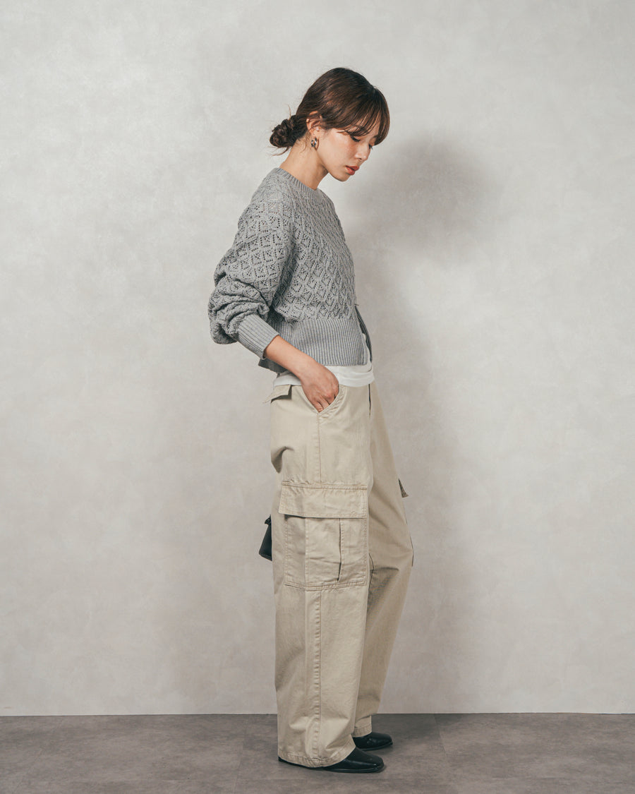 グレーの透かし編みフロントジップニットに、インナーの白カットソーとアイボリーのカーゴパンツを合わせた、エッジの効いた大人カジュアルコーディネート。