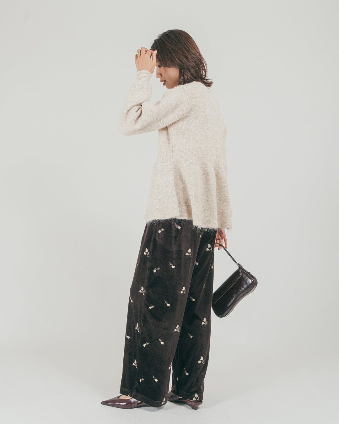 ［SET］モヘア Peplumニット + Flower刺繍 ベロアパンツ（2SET）