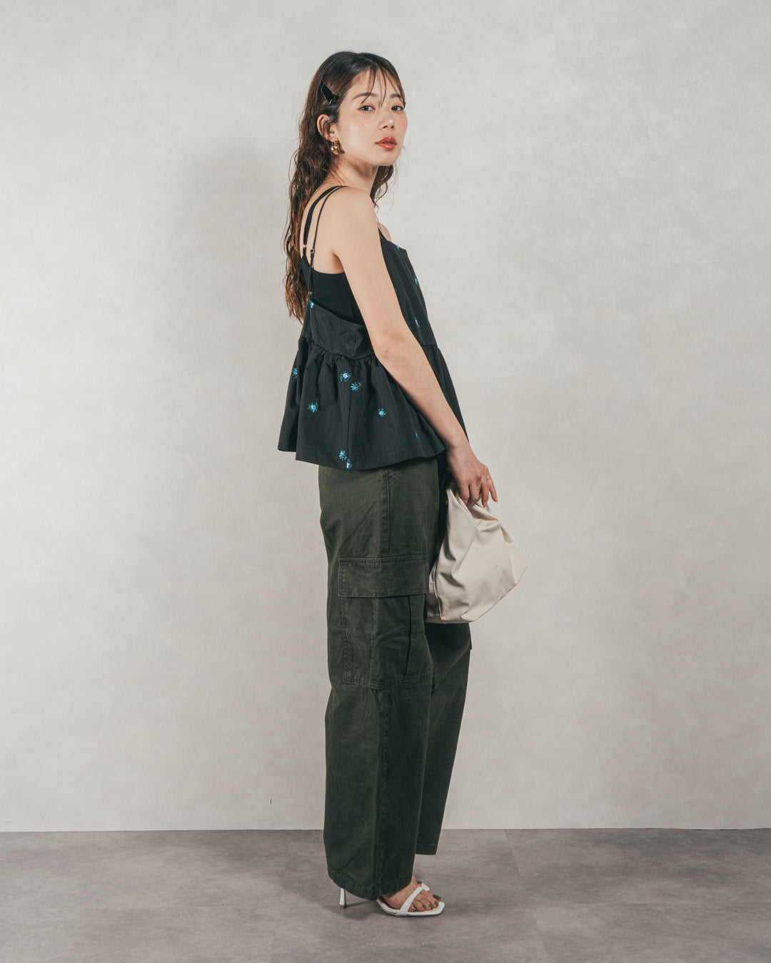 ［SET］Flower刺繍　ボリュームキャミ + ピグメントツイルカーゴパンツ（2SET）