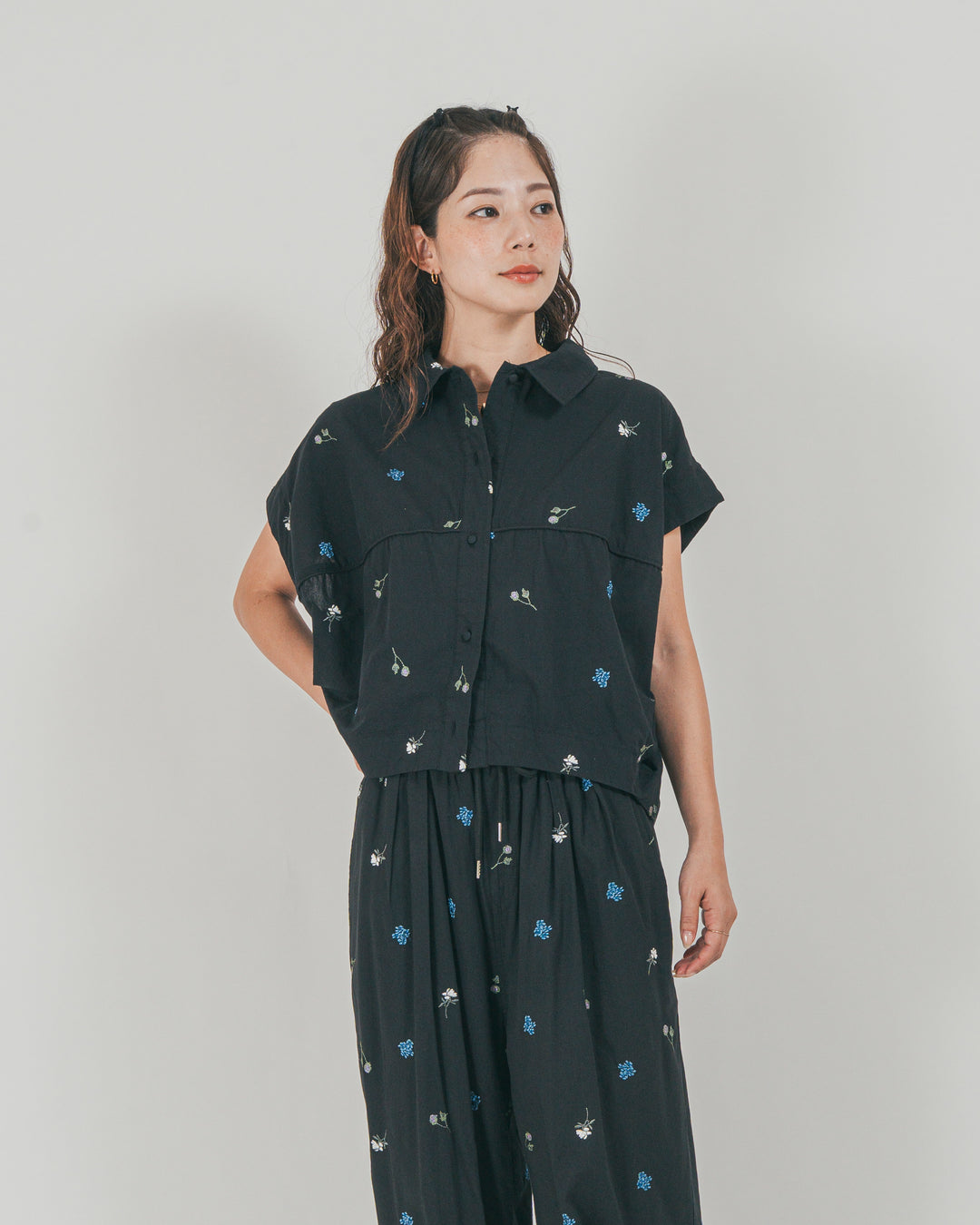 ［SET］Flower刺繍コクーンシャツ + Flower刺繍リラックスパンツ（2SET）